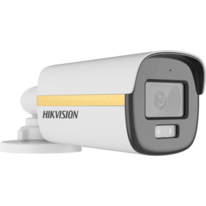 Eine weiße Überwachungskamera von Hikvision mit einem goldenen Streifen, montiert auf einer kleinen Basis.