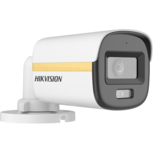 Weiße Hikvision Überwachungskamera mit schwarzem Gehäuse und Objektiv, an einer Wandhalterung befestigt.