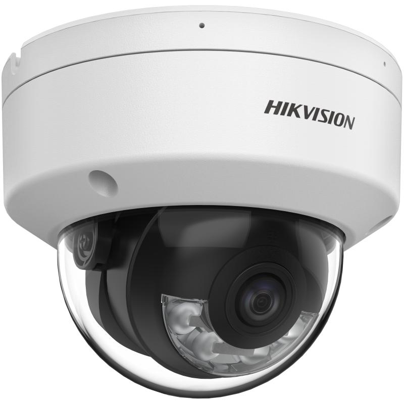 Weiße Überwachungskamera der Marke Hikvision in Kugelform mit schwarzem Innengehäuse und einer Glaskuppel, die die Linse schützt.