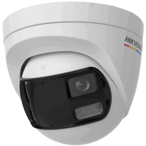 Nahaufnahme einer weißen Überwachungskamera mit schwarzer Linse und sichtbarem Hikvision-Logo in bunten Streifen am oberen Rand.