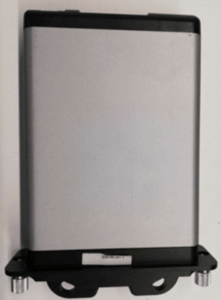 Rechteckiges, silbernes Gerät mit schwarzen Kanten und einer Basis mit zwei Schrauben an der Unterseite, wahrscheinlich ein technisches Modul oder eine elektrische Komponente.