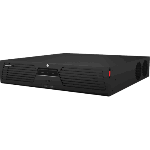 Ein schwarzer Hikvision Überwachungsrecorder mit Lüftungsschlitzen an der Vorderseite und einem kleinen Bedienfeld.