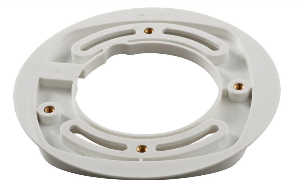 Weiße Kunststoff-Montageplatte mit drei eingelassenen Befestigungslöchern und einer zentralen Öffnung.