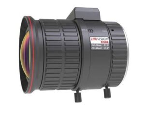 Objektiv einer Überwachungskamera mit der Aufschrift 'Hikvision', einem variablen Brennweitenbereich von 3,8-16 mm und einer maximalen Blendenöffnung von F1,5.