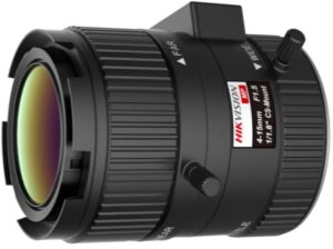 Nahaufnahme eines schwarzen Kameraobjektivs mit variabler Brennweite von 4-15 mm und Blende F1.5, beschrieben als Hikvision Objektiv mit einem CS-Mount.