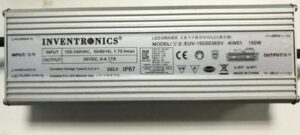 Ein rechteckiger Inventronics LED-Treiber mit Metalleinfassung, Modell EUV-150S063SV, geeignet für 150W Leistung und einem Ausgang von 36VDC bei 0.4-4.17A. Das Gerät ist IP67-zertifiziert und für LED-Leuchten geeignet.