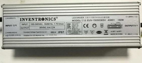 Ein rechteckiger Inventronics LED-Treiber mit Metalleinfassung, Modell EUV-150S063SV, geeignet für 150W Leistung und einem Ausgang von 36VDC bei 0.4-4.17A. Das Gerät ist IP67-zertifiziert und für LED-Leuchten geeignet.