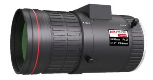Ein Hikvision 12MP IR-Objektiv mit einem Zoombereich von 10-50mm, einer Blende von F1.2 und einem CS-Mount, auf einem weißen Hintergrund dargestellt.