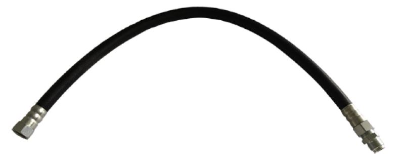 Gebogener schwarzer Schlauch mit Metallverbindern an beiden Enden.