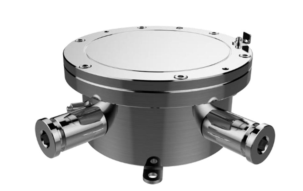 Ein zylindrisches, metallisches Gerät mit zwei abgehenden Armaturen, vermutlich zur Befestigung oder Verbindung, und einer oberen Abdeckung mit Schrauben fixiert.