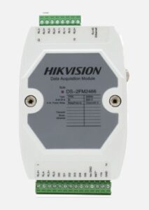 Ein Hikvision-Datenerfassungsmodul, Modell DS-2FM2466, mit grünen Anschlüssen an beiden Enden, montiert auf einem weißen Gehäuse mit grauem Aufdruck in der Mitte.