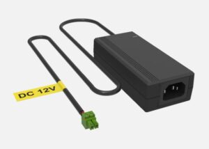 Schwarzes Netzteil mit einem Stromanschluss und einem gekennzeichneten Kabel für 12V DC-Ausgang.