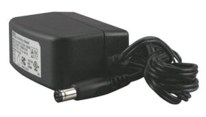 Ein schwarzes Netzteil mit einem angebrachten Kabel und einem zylindrischen Stecker, das für die Stromversorgung von elektronischen Geräten verwendet wird.