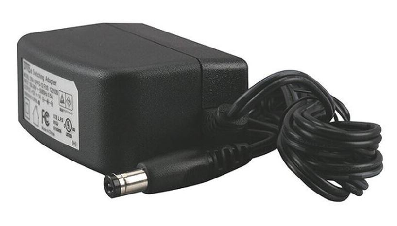 Ein schwarzes Netzteil mit einem angebrachten Kabel und einem zylindrischen Stecker, das für die Stromversorgung von elektronischen Geräten verwendet wird.