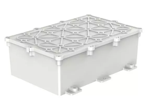 Weiße, rechteckige Kunststoffbox mit strukturiertem Deckel und verstärkten Ecken, geeignet für Lagerung oder Schutz technischer Geräte.