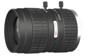 Nahaufnahme eines schwarzen Kameraobjektivs von Hikvision mit einer Brennweite von 20 mm und einer Blende von 1:1.4, mit zwei Einstellrädchen, die an der Seite befestigt sind.