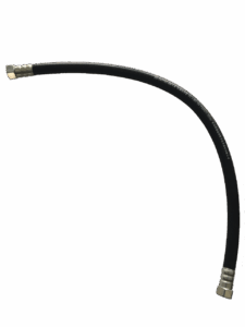 Ein schwarzer Schlauch mit Metallanschlüssen an beiden Enden, leicht gebogen vor einem weißen Hintergrund.