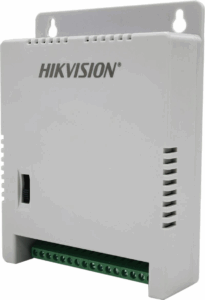 Weißes Hikvision-Gerät mit Lüftungsschlitzen, Halterungsmöglichkeiten und einer grünen Anschlussleiste am unteren Rand.