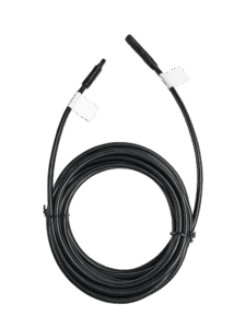 Ein langes, schwarzes Kabel mit zwei Steckern an den Enden, die mit weißen Etiketten gekennzeichnet sind, ist spiralförmig aufgewickelt.