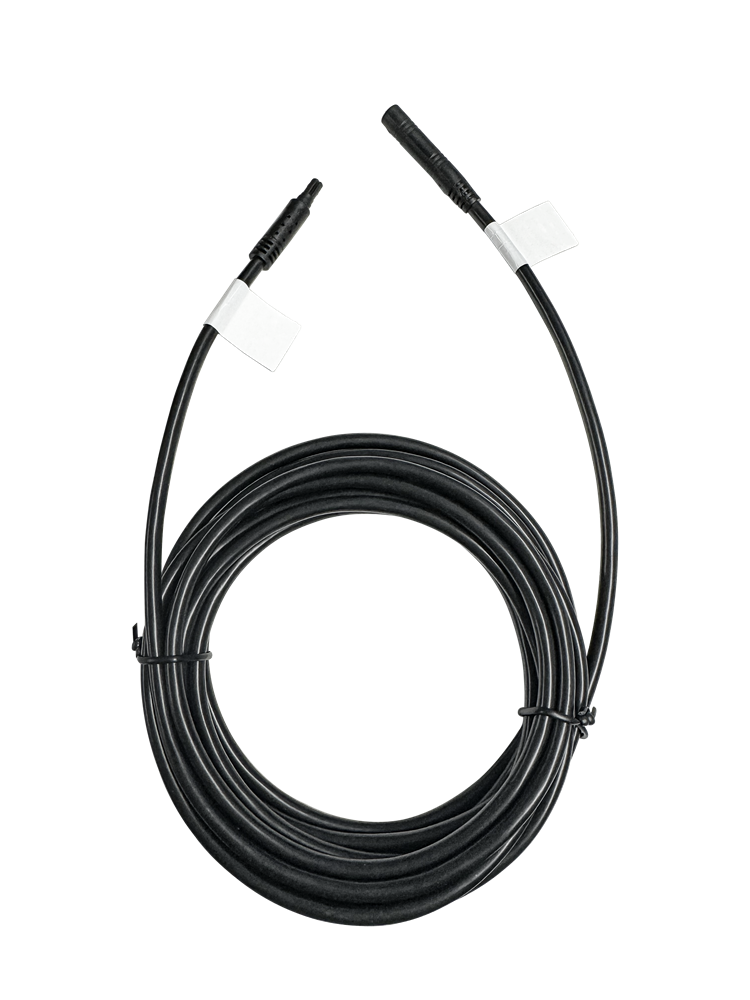 Ein langes, schwarzes Kabel mit zwei Anschlüssen und weißen Markierungen an den Enden, aufgerollt und mit einem Kabelbinder gesichert.