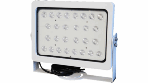 Ein weißer LED-Strahler mit mehreren Leuchten auf einem Standfuß, mit einem zusammengerollten Kabel darunter.