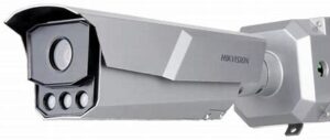 Eine silberne Überwachungskamera der Marke Hikvision mit einem eckigen Gehäuse und mehreren Linsen auf der Vorderseite, montiert auf einer Halterung.