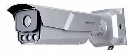 Silberne Überwachungskamera mit rechteckigem Gehäuse, montiert an einer Wandhalterung.