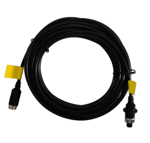 Ein schwarzes Kabel mit gelben Markierungen an den Steckverbindern an beiden Enden, aufgerollt und mit einem Kabelbinder gesichert.