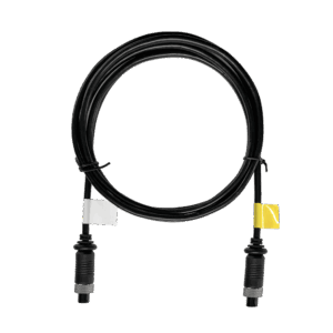 Ein schwarzes, rund aufgerolltes Kabel mit Steckverbindern an beiden Enden, versehen mit einem weißen und einem gelben Kennzeichnungsetikett.