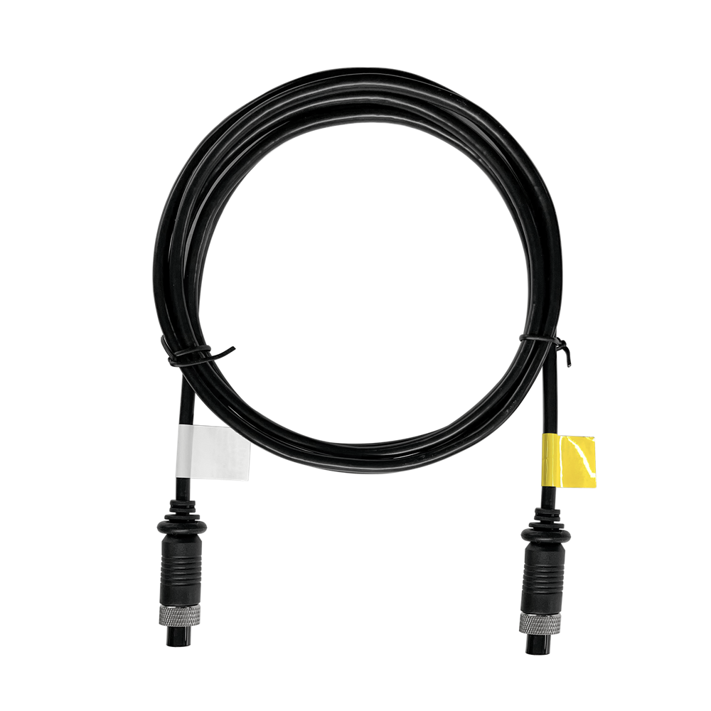 Ein schwarzes, rund aufgerolltes Kabel mit Steckverbindern an beiden Enden, versehen mit einem weißen und einem gelben Kennzeichnungsetikett.