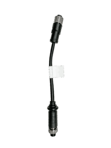 Ein schwarzes Elektrokabel mit zwei Steckverbindern an den Enden, verbunden durch ein kurzes, gebogenes Kabelstück und gesichert durch ein weißes Etikett in der Mitte.