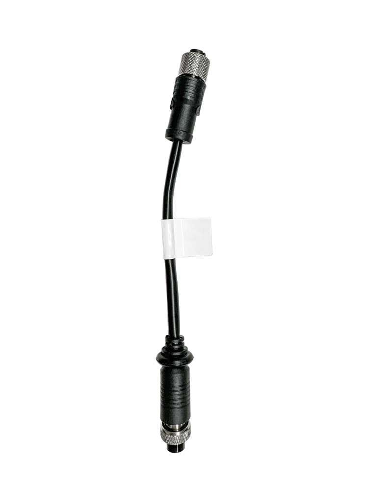 Ein schwarzes Elektrokabel mit zwei Steckverbindern an den Enden, verbunden durch ein kurzes, gebogenes Kabelstück und gesichert durch ein weißes Etikett in der Mitte.