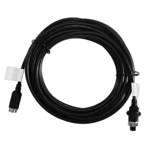 Ein zusammengerolltes schwarzes Kabel mit Anschlüssen an beiden Enden, beschriftet mit Etiketten.