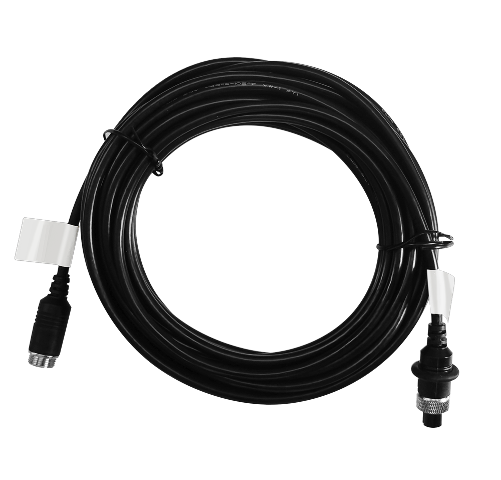 Ein zusammengerolltes schwarzes Kabel mit Anschlüssen an beiden Enden, beschriftet mit Etiketten.