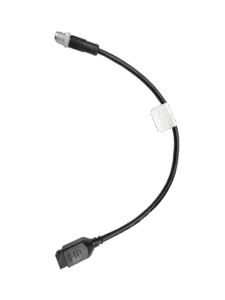 Ein schwarzes Kabel mit zwei unterschiedlichen Steckverbindern an den Enden, einem runden Metallstecker oben und einem flachen Plastikstecker unten, sowie einem weißen Etikett am Kabel.