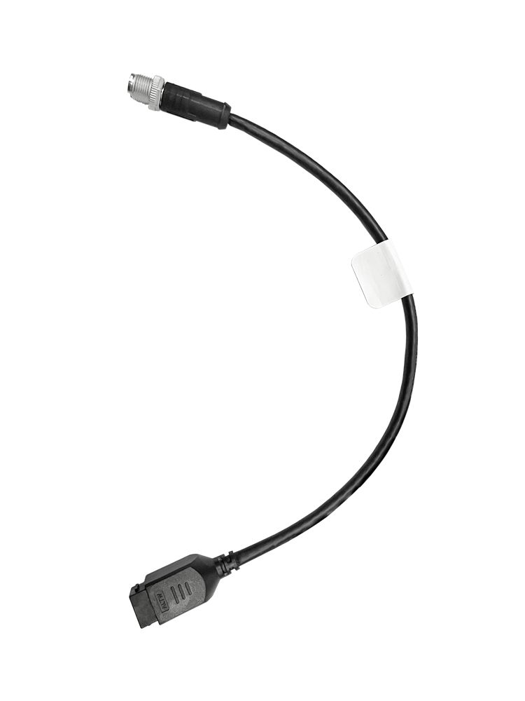 Ein schwarzes Kabel mit zwei unterschiedlichen Steckverbindern an den Enden, einem runden Metallstecker oben und einem flachen Plastikstecker unten, sowie einem weißen Etikett am Kabel.