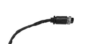Ein schwarzer elektrischer Stecker mit einem Schutzdraht, der in einem Metallgehäuse endet, auf weißem Hintergrund.