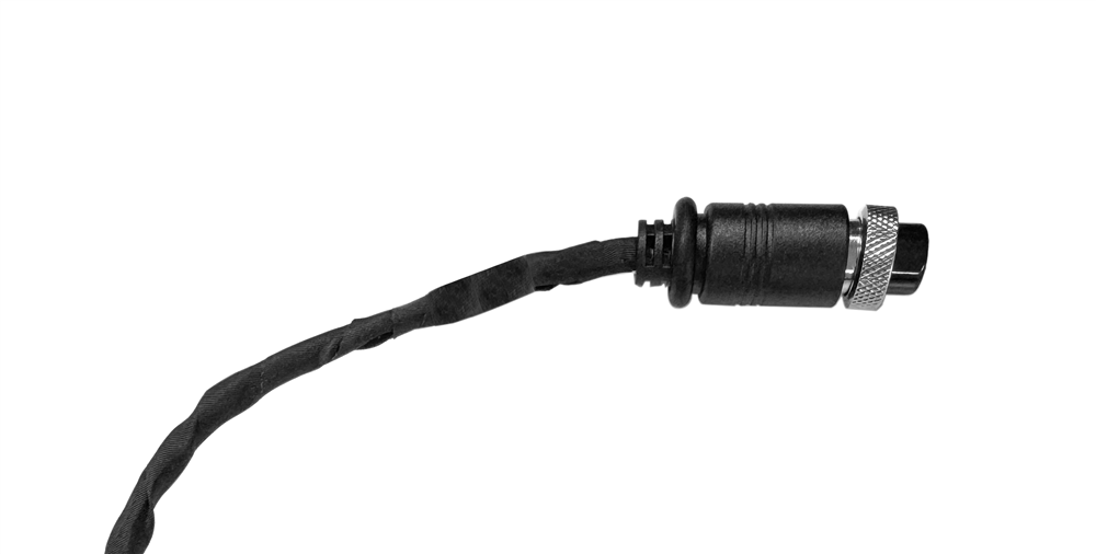 Ein schwarzer elektrischer Stecker mit einem Schutzdraht, der in einem Metallgehäuse endet, auf weißem Hintergrund.