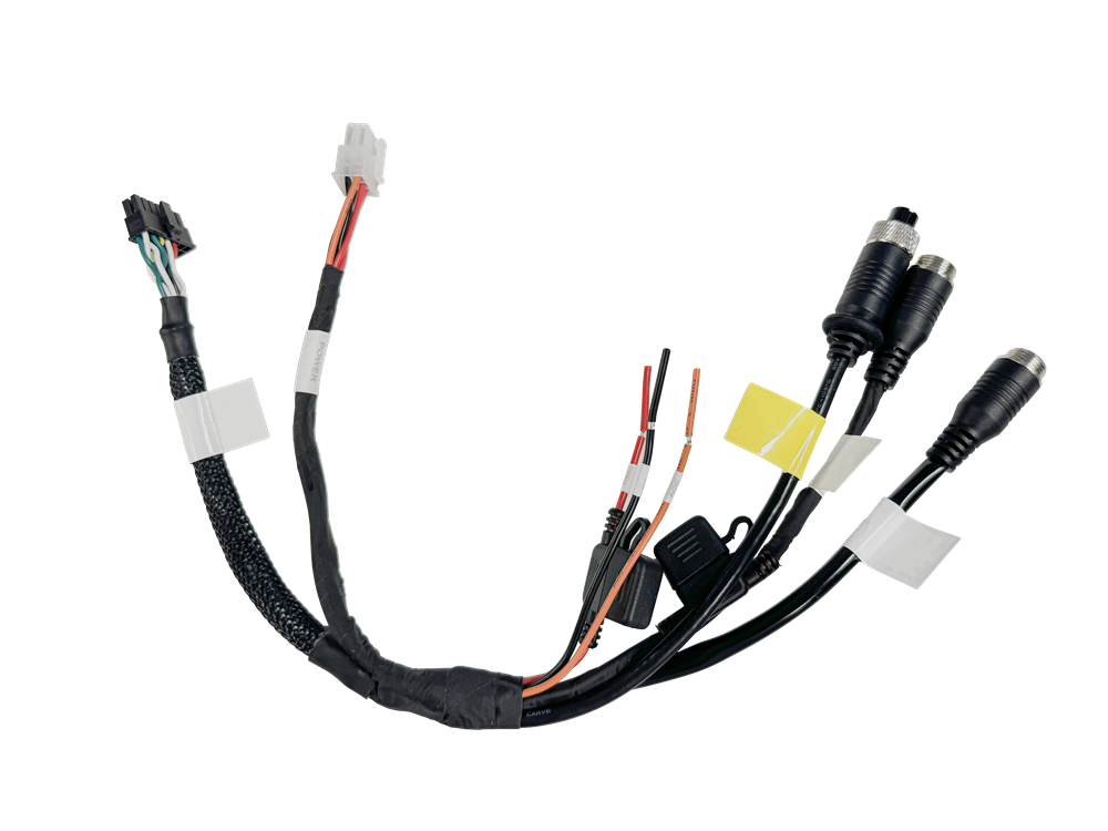 Ein Kabelbaum mit mehreren Anschlüssen und farblich markierten Drähten, teilweise in Kabelumwickelungen eingeschlossen, vor einem transparenten Hintergrund.