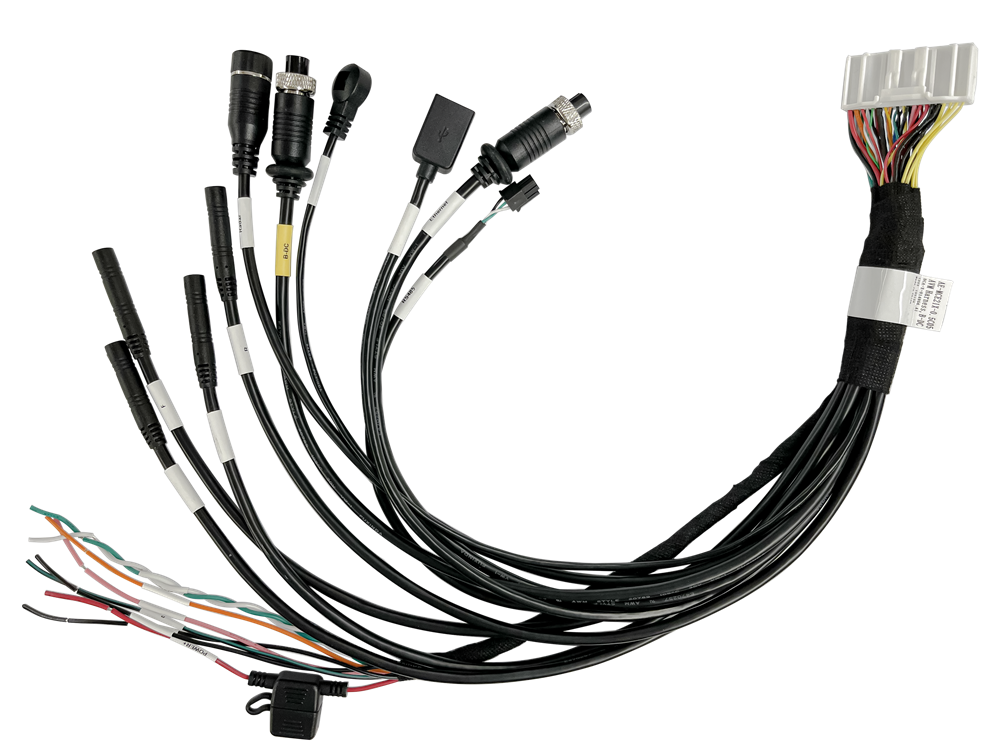 Ein Kabelbaum mit mehreren schwarzen Kabeln und unterschiedlichen Steckverbindungen, einschließlich eines großen weißen Steckverbinders auf der rechten Seite.
