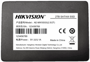Eine schwarze SSD mit einem weißen Etikett, das die Marke "Hikvision" und die Spezifikationen "2TB SATAIII SSD" zeigt. Auf dem Etikett befinden sich Modellnummer AE-MW3SS3(2.5/2T), Seriennummer 123456789, der Energiebedarf von 5V—1A, sowie der Hinweis "Made in China". Das Etikett zeigt auch CE- und recyclingbezogene Symbole sowie die Adresse des Herstellers in Hangzhou, China.