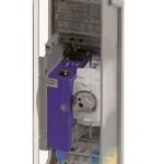 Eine transparente elektrische Gehäusebox mit sichtbaren inneren Komponenten wie Schalter und Verkabelung, gezeigt in einer vielseitigen, rechteckigen Form mit einem Haken zur Befestigung.