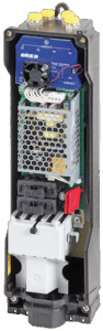 Ein offenes elektronisches Gerät mit verschiedenen Komponenten, darunter Platinen und Kabel, in einem rechteckigen Gehäuse.