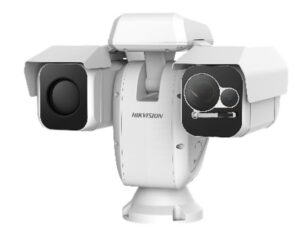 Eine weiße Sicherheitskamera von Hikvision mit zwei Objektiven auf einer drehbaren Halterung.