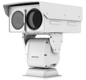Eine weiße Sicherheitskamera von Hikvision mit einem robusten Gehäuse, zwei Linsen und einem drehbaren Sockel.