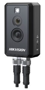 Schwarze Überwachungskamera von Hikvision mit zwei hervorstehenden Anschlüssen unten und LED-Statusanzeigen an der Seite.