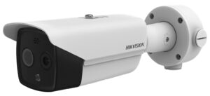 Eine weiße Überwachungskamera der Marke Hikvision mit langem Gehäuse und Objektiven an der Vorderseite, montiert auf einer Wandhalterung.