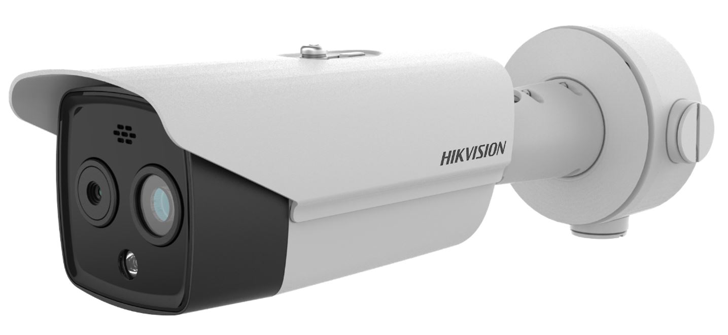Weiße Überwachungskamera mit dem Logo "Hikvision" an einer Wandhalterung, ausgestattet mit zwei Linsen und einem zusätzlichen Sensor.