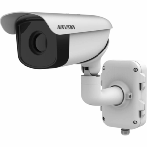 Eine weiße Sicherheitskamera von Hikvision mit Wetterschutzabdeckung, montiert an einer Wandhalterung.