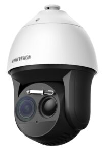 Sicherheitskamera von Hikvision mit einem kugelförmigen, schwarz-weißen Gehäuse und einer großen Linse im Vordergrund.